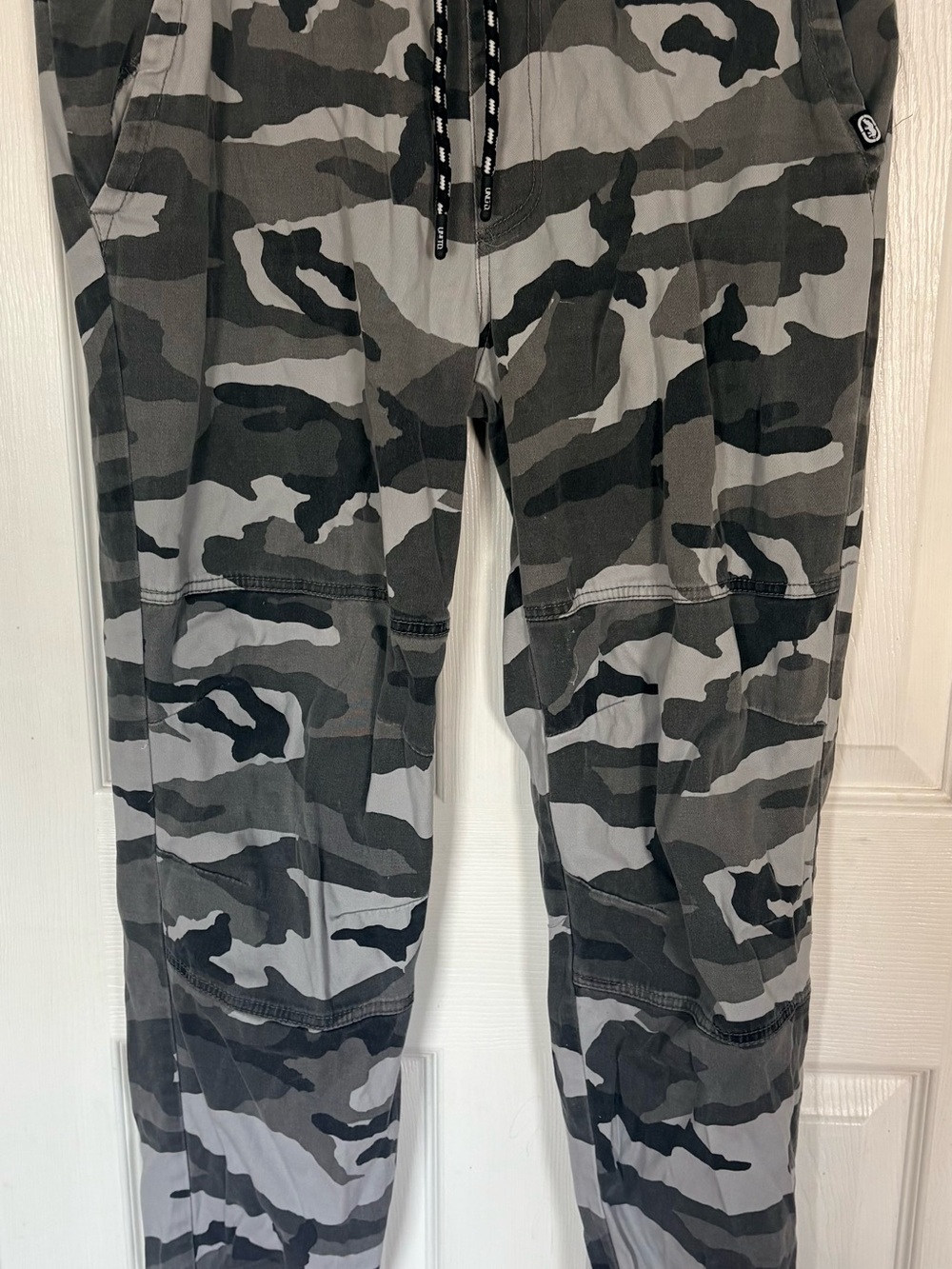 Ecko Unlimited Gray & Black Camo Cargo Pants